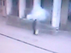 Опубликовано видео взрыва у лицея в Ростове со страшным ранением мужчины