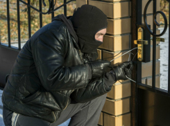 Герой, которого заслужили: неуловимый «Робин Гуд» обчищает коттеджи чиновников и депутатов Ростова
