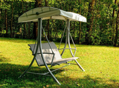 При покупке садовых качелей женщина лишилась всех денег с банковской карты в Ростовской области