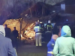 Хлопок газа разрушил часть дома на Калинина