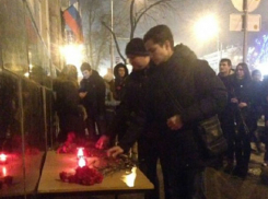 Стихийную акцию с возложением цветов в память о жертвах крушения Ту-154 провели жители Ростова