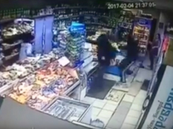 Нападение вооруженных бандитов на продавщиц магазина в Ростове попало на видео