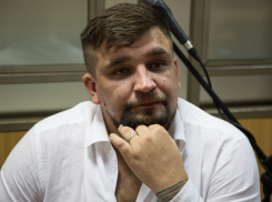 Баста сел на шпагат и показал номер с бутылкой