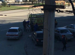 Мужчина сломал ногу под колесами автомобиля на проезжей части в Ростове