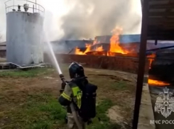 Площадь пожара на складах в Ростовской области увеличилась до 1200 кв м