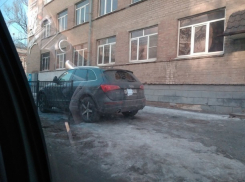 В Ростове нахальный «стесняшка» стыдливо прикрыл номера своей припаркованной на тротуаре машины 