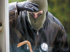 Увидевший хозяйку в квартире рецидивист решил «зайти попозже» в Ростове