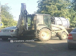 Автоледи разбила BMW X6 о мощный трактор в Ростове-на-Дону