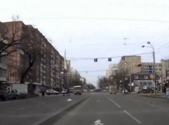 В Ростове оштрафован водитель маршрутки, проехавший на красный и едва не сбивший пешеходов