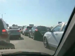 Отчаявшийся автомобилист сделал видео огромной пробки на таганрогской трассе в Ростове