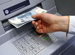 Ростовскую мошенницу, укравшую деньги с банковской карты доверчивого мужчины, опознали по видео с банкомата