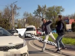 Полиция проверит видео с дракой таксистов в Ростове