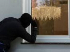 Домушника, обворовавшего женщину на 85 тысяч рублей, задержали в Ростове