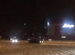 Опасное скольжение автомобилей на заснеженной стоянке «Магнита» в Ростове попало на видео
