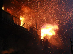 Бушующий пожар в многоэтажке с четырьмя пострадавшими в центре Ростова попал на видео 