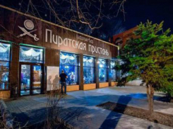 Массовую драку из-за официантки устроили посетители кафе «Пиратская пристань» под Ростовом