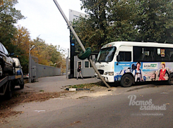 Маршрутка с пассажирами врезалась в столб в Ростове