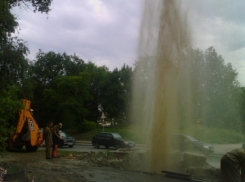 Коммунальный фонтан на улице Орбитальной забил из-за перекладки водовода