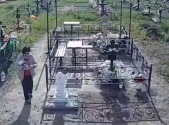 В Азове неизвестная обворовала могилу мертворожденного ребенка