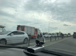 Бензовоз протаранил рейсовый автобус в Ростове, семь пострадавших