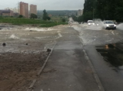 В Ростове из-за порыва на водоводе затопило улицу Орбитальную. Видео