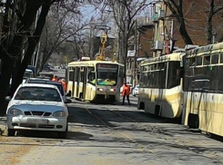Автоледи на «Рено» парализовала движение в центре Ростова 
