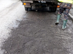 В Батайске залатали огромную яму на дороге из-за которой страдали водители