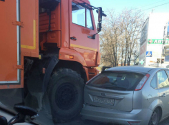 Подмявший колесом иномарку многотонный КамАЗ застопорил движение в Ростове