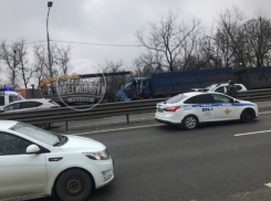 Серьезные травмы получил водитель зерновоза, наскочивший на фуру в Ростовской области