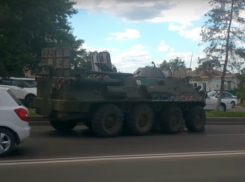 БТР с отказавшими тормозами снес опору ЛЭП и выскочил на встречку в Ростовской области