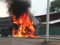 В Ростове на левом берегу Дона дотла сгорел зерновоз