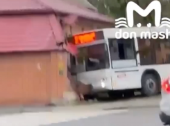 В Ростове автобус с пассажирами врезался в дом