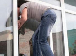 Пластиковое окно «помогло» рецидивисту похитить золото и быттехнику из квартиры женщины в Ростове