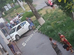 Эпичным вылетом в стену многоэтажки закончился «поцелуй» с Mercedes для ростовского водителя