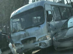 Маршрутчик возомнил себя автогонщиком и протаранил две иномарки в Ростове