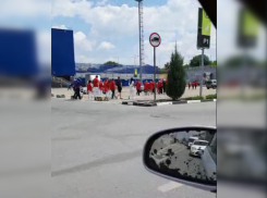 Под Ростовом экстренно эвакуировали сотрудников и посетителей ТЦ «Мега»