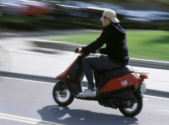 Новенького скутера лишился житель Ростова после мощного толчка в спину от молодого прохожего