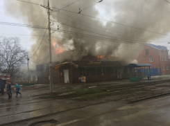 Уничтоживший кафе «Зонтик» страшный пожар жители Ростовской области сняли на видео