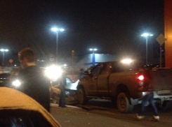 Из-за сообщения о заминированнии две машины столкнулись на парковке ТЦ в Ростове