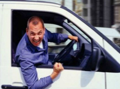 Забывчивый водитель стал жертвой своего любопытства под камерой видеофиксации в Ростове