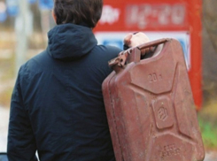 Ростовский «Кулибин» соорудил заправочную станцию из подручных материалов для продажи топлива