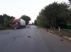 Мужчина и женщина погибли в жутком скоростном ДТП с припаркованным грузовиком под Ростовом