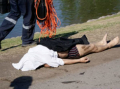 Труп молодого мужчины обнаружили отдыхающие на «диком» пляже Ростовской области