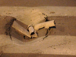 Спотыкаться и материться автомобилистов и пешеходов вынуждает огромный провал на «зебре» Ростова