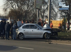 Серебристый BMW грациозно снес столбом свой капот в Ростове