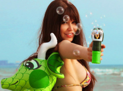 «Забрызгать» любовью поклонников пригрозила «раздраконенная» секс-звезда Playboy из Ростова