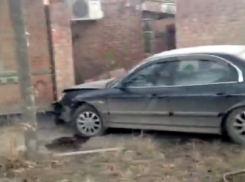 В Ростове на Западном иномарка «влетела» в частный дом