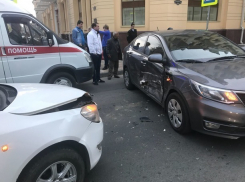 Мощный удар в голову во время ДТП получила молодая девушка в Ростове