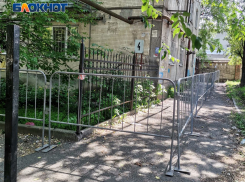 В Ростове аварийный дом на Кривошлыковском огородили металлическими барьерами
