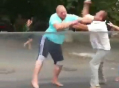 В Ростове водители маршрутки и иномарки устроили драку